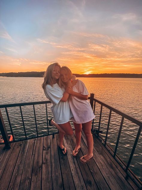 Lake Pics With Friends Photo Ideas, Lake Instagram Pictures With Friends, Lake Insta Pics, Duo Beach Pics, Insta Photo Ideas With Friends, 4th Of July Instagram Pictures, Lake Pics With Friends, Lake Inspo Pics, Lake Pictures By Yourself