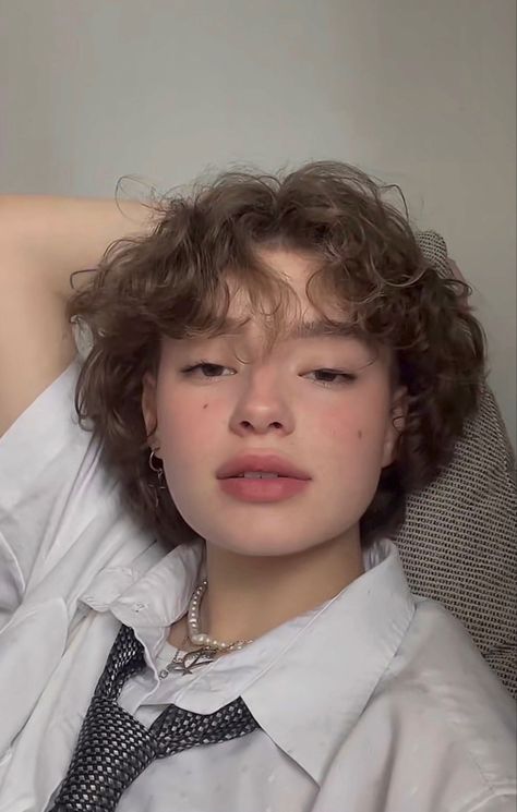 Frizzy Short Hair, Wavy Hair 2b, Nonbinary Hair, Fox Hair Dye, Long Curly Hair Men, Natural Curly Hair Cuts, Short Hair Tomboy, Hair Inspiration Short, Short Curly Haircuts