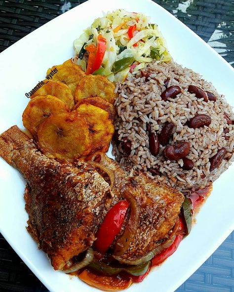 ɭaฬʐҠíԵċɦ3ռ on Instagram: “Brown stew fish, steamed cabbage,fried plantains+ rice and beans/ rice and peas. Same difference. . . . . . #homecooked #caymanislands…” Brown Stew Fish, Cabbage Fried, Stew Fish, African Recipes Nigerian Food, Steamed Cabbage, Fried Plantains, Jamaican Food, Haitian Food Recipes, Rice And Beans