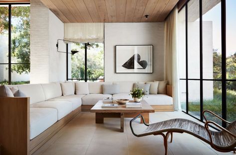 More of Jenni Kayne's Serene Los Angeles Family Home | Architectural Digest Spanish Casita, California Architecture, Vincent Van Duysen, Cozy Den, Jenni Kayne, Los Angeles Homes, Oak Table, Light And Space, California Homes