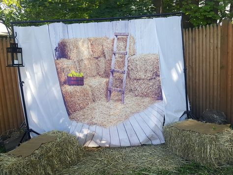 Straw Photography, Barn Backdrop, Warehouse Interior, Wooden Barn Doors, Door Backdrops, Background Photo Studio, Photo Backdrop Christmas, Barn Parties, Christmas Photo Booth