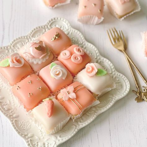 Victoria's Kitchen Cake School’s Instagram photo: “🍑 FONDANT FANCIES 🍑 Such a lovely day with my students, and they produced gorgeous work! See Stories for more pics 📸 One lady even…” Petit Four Design, Fondant Fancies, Petit Four Decorations Ideas, Petite Fours Recipe, High Tea Sweets Mini Cakes, Petit Four Icing, Pettifor Cakes Petit Fours, Petit Four Recipes, Carousel Cake