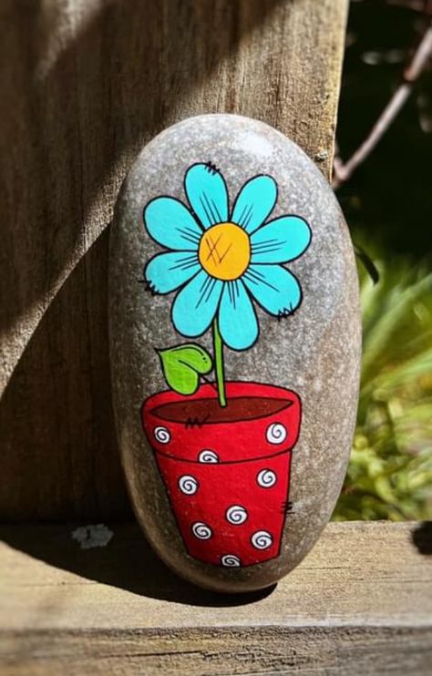 Rock Art Flowers, Objects To Paint On, Stenmaling Ideas, Stone Painting Flower, Easy Rock Painting Ideas For Beginners, Spring Rock Painting Ideas, Painted Rocks Ideas Creative, Hand Painted Rocks Ideas, Painted Rock Flowers