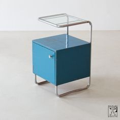 Bauhaus bedside cabinet Bauhaus Interior Design, Bauhaus Furniture, Vintage Furniture Design, Vintage Industrial Furniture, Walter Gropius, Steel Cabinet, Bauhaus Style, Bauhaus Design, Steel Furniture