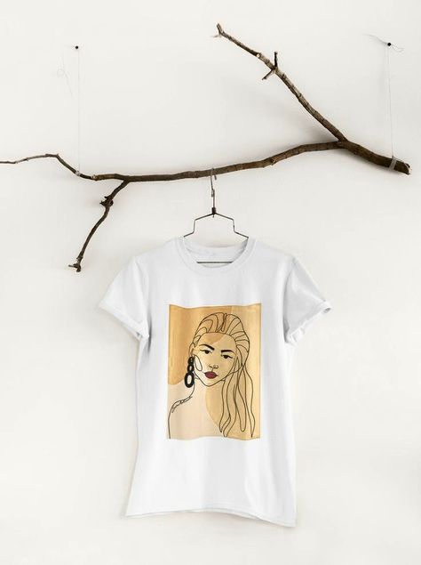 Flat Lay Photography Fashion, Tshirt Aesthetic, T-shirt Photography, Photography Shirts, Tshirt Photography, Girl Power Shirt, T Shirt Aesthetic, Beige T Shirts, Fall T Shirt