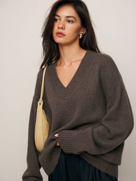 Jadey Cashmere Oversized V-Neck Sweater Europe Shopping, Beige Bag, Cashmere Blend Sweater, 가을 패션, Brown Sweater, Cashmere Wool, Short En Jean, Who What Wear, Outfits Casuales