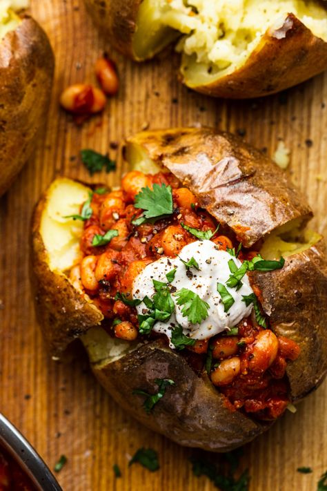 baked potato smoky beans filled close Vegan Jacket Potato, Stuffed Jacket Potatoes, Vegan Soul Food Dinners, Jacket Potato Recipes, Potato Jacket, Batch Prep, Stuffed Recipes, Heinz Baked Beans, Cooking Baked Potatoes