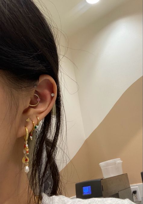 Desi Ear Piercings, Lobe Piercing Ideas, Gold Ear Piercings, Stacked Lobe Piercing, Ear Piercing Placement, Gold Earring Stack, Stacked Lobe, Piercing Placement, Nails Jewels