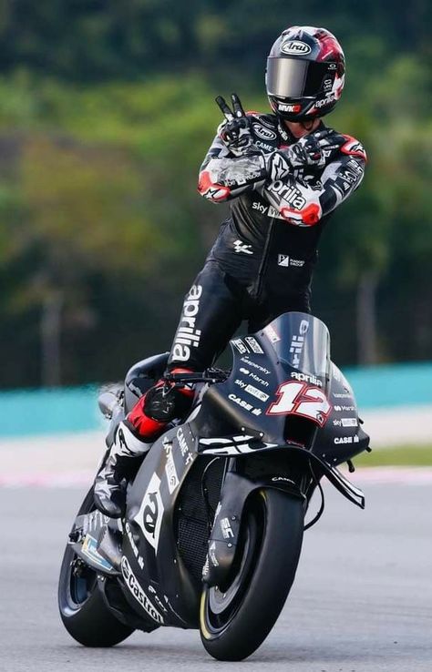 Motorcycle Man, Maverick Vinales, Motorcycle Humor, Moto Wallpapers, Found Photos, Image Moto, Bike Aesthetic, Motorcycle Wallpaper, Motorcycle Aesthetic