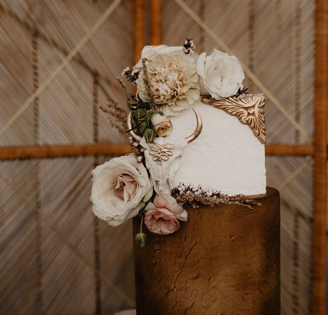 Florida Western Boho Styled Shoot - westernweddingmagazine.com Wedding Cake Neutral, Boho Event, Western Cake, Wedding Ranch, Cowgirl Bride, Cowgirl Life, Tiered Cake Design, Western Style Wedding, Cowgirl Wedding