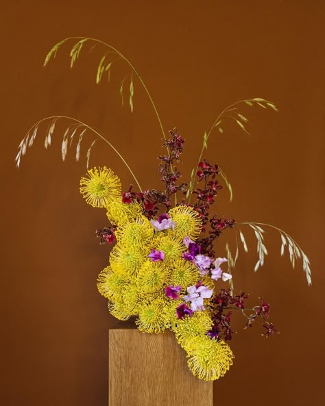 Desert Floral Arrangement, Floral Art Arrangements, Modern Floral Arrangements, Sogetsu Ikebana, Art In Bloom, April Art, Modern Wedding Flowers, Ikebana Flower, Flower Installation