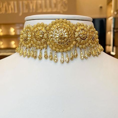 Gold Necklace Set Bengali, Bridal Gold Jewellery Indian, Necklace Designs Gold Indian, Gold Choker Necklace Set, Unique Gold Jewelry Designs, Indian Wedding Jewelry Sets, Delicate Gold Jewelry, Gold Jewels Design, Gold Bridal Necklace