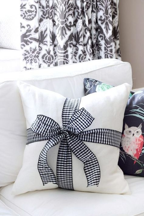 Smart idea to decorate for Christmas on the cheap - tie wired ribbon in a bow around a solid colored pillow Gift Wrapping Ideas Simple, Simple Christmas Decorations, Morning Thought, Christmas Main, Christmas House Tour, Driven By Decor, Blogger Home, Holiday Pillow, Christmas Tree Gift