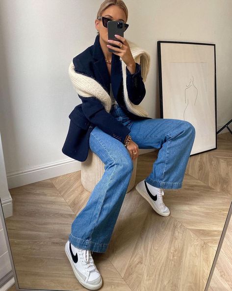 Navy Blazer With Jeans, Style Nike Blazer, Nike Blazers Outfit, Outfit For Work, Jeans Outfit Fall, Puffer Coats, Perfect Fall Outfit, Fall Jeans, Cute Outfits For School