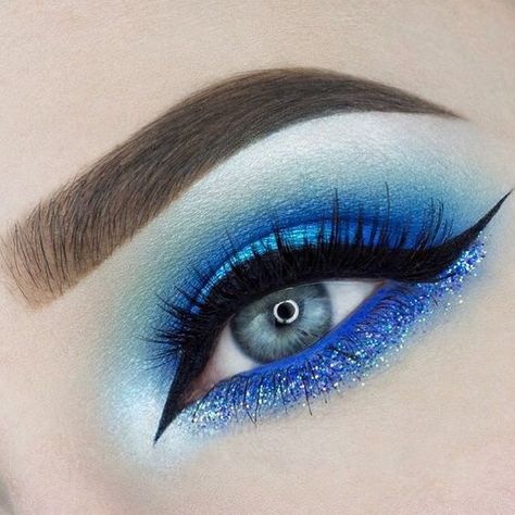 Makeup Art | Sara Irfan Eye Makeup Trends, Christmas Eyeshadow Looks, Gorgeous Eye Makeup, Christmas Eyeshadow, Blue Eyeshadow Looks, Cute Eye Makeup, Glossy Makeup, Cat Eye Makeup, Eye Makeup Pictures