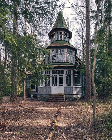 Abandoned Hotels, Mysteries Of The World, Abandoned Mansion, Old Abandoned Houses, Abandoned Mansions, Amazing Buildings, Up House, Abandoned Buildings, Old Buildings