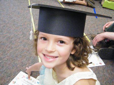 How To Make Graduation Caps ~ This is definitly THE BEST tutorial I have found and I have been scouring the internet! Kindergarten Graduation Songs, End Of The Year Celebration, O Block, Graduation Songs, Pre K Graduation, Diy Preschool, Graduation Crafts, Kids Singing, Kids Graduation