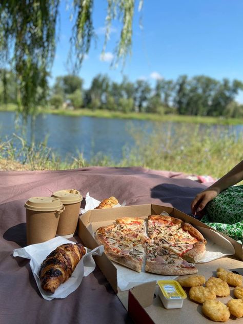 picnic on the lake with pizza Picnic Pizza Ideas, Pizza Picnic Aesthetic, Kiki Core, 21st Party Themes, Pizza Picnic, Outing Ideas, 21st Party, Cold Foam, Cookie Butter