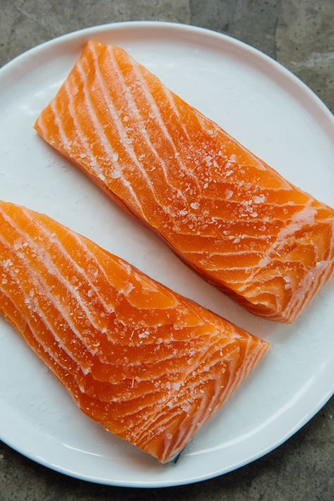 How To Prepare Salmon Fillets, Salad Pictures, Aesthetic Salad, Aesthetic Chicken, Cooking Salmon Fillet, Seafood Store, Perfect Salmon, Salad Aesthetic, Bowl Aesthetic