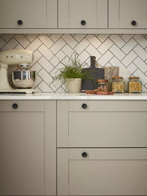 Designers Share 5 Easy, Affordable Ways to Update Your Kitchen Frontal Highlights, Pebble Kitchen, White Herringbone Tile, Kitchen Ranges, Review Design, Magnet Kitchen, Fitted Kitchens, Larder Unit, Free Kitchen Design