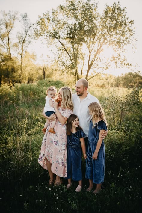 Photography Poses Family Of Five, Family Of 6 Photoshoot Ideas, Pink And Blue Family Pictures, Family Of 5 Photo Outfits, Family Photoshoot Of Five, Family 5 Photoshoot, Family Photos 5 People, Family Of 5 Photoshoot Posing Ideas, Family Picture Poses For 5