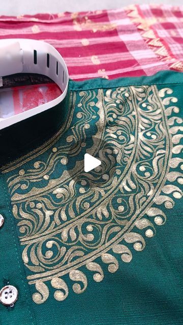 Meghla Chakraborty on Instagram: "কলকা design on cotton kurta 💚for beginners 🎨🖌️ . . #handpainting #handpainted #kolkaart😍😍 #kolkaart #kolkaartist #design #mensoutfit #mensfashion #menskurta #mensstyle #brushstrokes #greenkurta #greenkurta💚 #stepbystep  . . Hand-painted green kurta 💚🎨🖌️" Panjabi Design For Men Fabric, Fabric Paint Designs On Cloth, Kurta Painting Design For Man, Hand Painted Kurta For Men, Panjabi Design, Fabric Paint Pens, Fabric Paint Diy, Fabric Painting On Clothes, Kurta Men