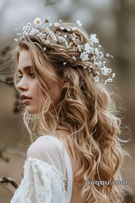 "Transform Your Look with Stunning Wedding Hairstyles! Get Ready to Steal the Spotlight. Discover Styles That Wow! Κούρεμα Bob, Bohemian Wedding Hair, Boho Bridal Hair, Flower Crown Hairstyle, Bride Crown, Boho Wedding Hair, Bridal Flower Crown, Fishtail Braid, Fairy Wedding