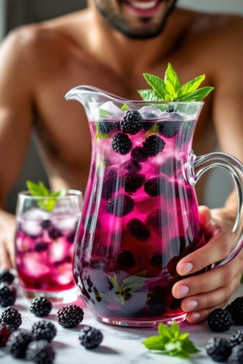 A refreshing summer drink made by infusing blackberries and mint into tea, perfect for a homemade drink gift. Blackberry Drinks, Blackberry Tea, Infused Vinegars, Tea Infusion, Infused Coffee, Traditional Tea, Chef Inspiration, Mint Tea, Herbal Infusion