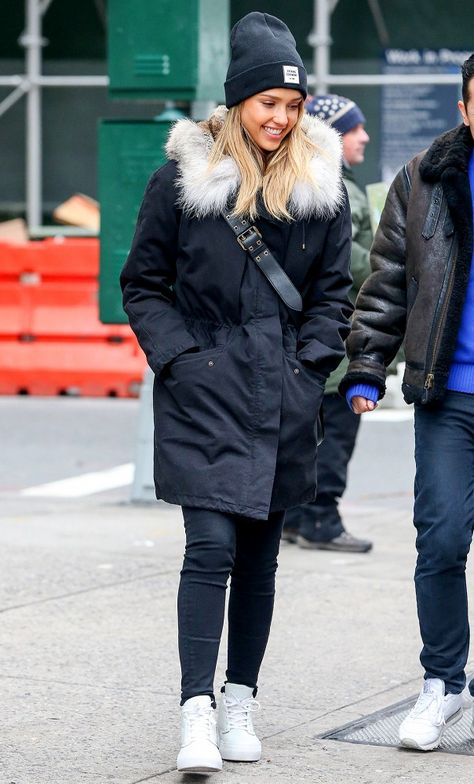 Jessica Alba kept warm with a no frills fur-trimmed parka and beanie Canada Goose Outfit, Black Parka Outfit, Parka Outfits, Parka Jacket Outfit, Parka Outfit, Black Parka, Winter Outfits Cold, Winter Parka, Neue Outfits