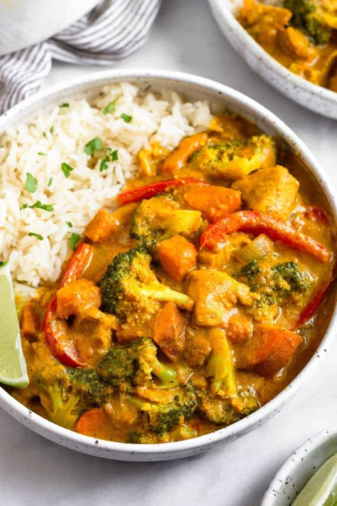 One Pot Thai Coconut Chicken Curry with Veggies - Eat the Gains One Pot Thai, Healthy Chicken Curry, Fajita Casserole, Thai Coconut Chicken, Coconut Chicken Curry, Coconut Milk Chicken, Thai Chicken Curry, Chicken Fajita Casserole, Curry Bowl