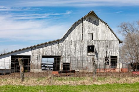 White Barn, Barn Photo, Rural Print, Missouri, Farmhouse Decor, Wall Art, Wall Decor - Etsy Out Houses, Farmhouse Decor Wall, Ireland Pictures, Barn Wall Art, Country Barns, Barn Painting, Farm Buildings, Horse Stables, White Barn