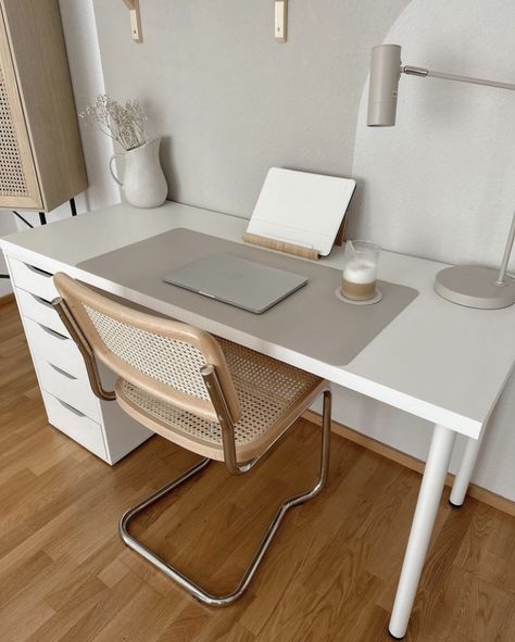 Ikea Lagkapten Desk, Lagkapten / Alex Desk Ideas, Lagkapten Desk Ideas, Ikea Desk Setup, White Table Desk, Aesthetic Desk Setup, 2023 Apartment, Minimal Desk Setup, Alex Desk