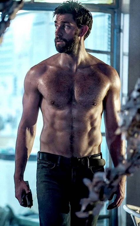 John Krasinski......HOT DAMN Jim went from adorable to DADDY 😍😍🔥🔥❤❤ John Krasinski, Actrices Hollywood, Celebrity Travel, Shirtless Men, Hollywood Actor, Man Crush, Bearded Men, Celebrities Male, Cristiano Ronaldo