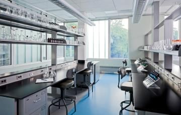 functional lab layout Laboratory Interior Design, Cosmetics Laboratory Design, Modern Laboratory Design, Scientific Laboratory Design, Labs Plan, Common Laboratory Equipment, Laboratory Design, Biology Labs, Healthcare Architecture