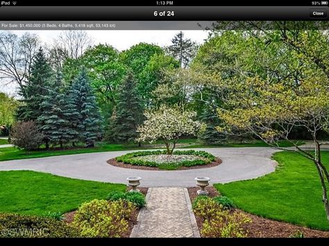 Circle drive Homes With Circle Driveways, Circle Driveway Landscaping Front Yards, Circle Gravel Driveway Ideas, Driveway Turning Circle, Turning Circle Driveway Garden Design, Circular Driveway Ideas Front Yards, Round Driveway Landscaping, Small Circle Driveway Ideas, Circle Drive Landscaping