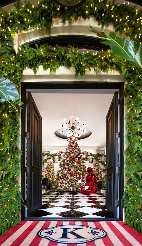 Pine garlands flank the front door. Kris Jenner House, Enya Music, Kardashian Christmas, Jenner House, Christmas House Lights, Christmas Decor Inspiration, Cool Christmas Trees, Kris Jenner, Holidays Christmas