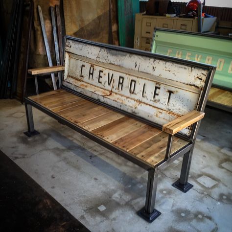 Truck Tailgate Bench, Tailgate Bench, Cool Welding Projects, Truck Tailgate, Car Furniture, Bench Outdoor, Old Barn Wood, Old Truck, Diy Welding