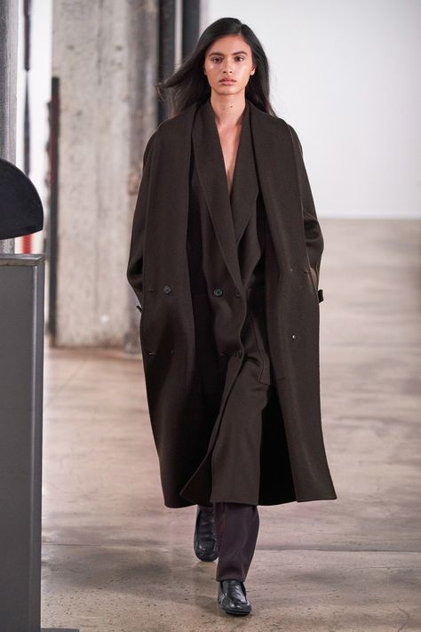 The Row Fall 2020 Ready-to-Wear collection, runway looks, beauty, models, and reviews. Winter Typ, Fashion Weeks, 가을 패션, Fashion Show Collection, Vogue Paris, Mode Inspiration, Womens Fall, Long Coat, Get Dressed