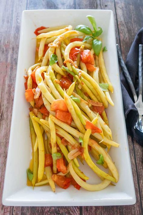 Yellow (Wax) Beans With Garlic and Tomatoes - Only Gluten Free Recipes Yellow Beans Recipe, Beans Recipe Healthy, Easy Bean Recipes, Yellow Wax Beans, Yellow Beans, Carrot Dishes, Wax Beans, Farmers Market Recipes, Wax Bean