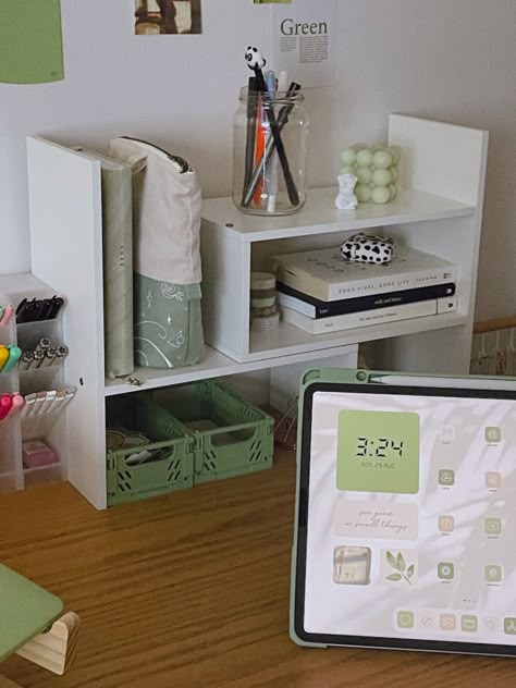 aesthetic sage green desk setup study space dorm room college apartment Green Dorm Room, Cozy Kitchen Ideas, Aesthetic Desk Setup, White Dorm Room, Dorm Room Desk, Dorm Room Decor Ideas, Green Room Decor, Dorm Room Styles, Dorm Inspiration