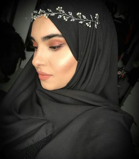 Crown On Hijab, Hijab With Crown, Hijab Accessories Headpieces, Flower Crown Outfit, Hijab Crown, Hijab Jewelry, Headpiece Hijab, Arabic Eye Makeup, Hijab Headband