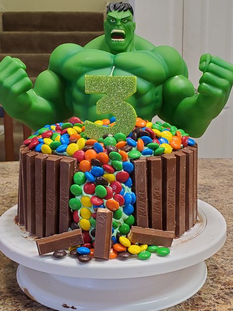 The incredible DIY – MessyBunsAndThriceTheFun Hulk Smash Cake, Hulk Birthday Cake, Hulk Birthday Cakes, Hulk Cake, Γενέθλια Mickey Mouse, Hulk Birthday Parties, Birthday Cake Tutorial, Hulk Birthday, Marvel Cake