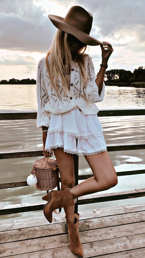 Outfit Botas, Look Boho Chic, Cowgirl Outfit, Mode Hippie, Country Style Outfits, Looks Country, Boho Life, Estilo Hippie, Boho Chic Outfits