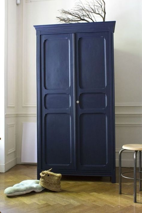 Une armoire en bois ranimée à l’aide de peinture bleu marine Armoire Makeover, Bedroom Arrangement, Oak Wardrobe, Wardrobe Makeover, Living Room Furniture Arrangement, Bedroom Armoire, Bedroom Wardrobe, Wardrobe Storage, Furniture Arrangement