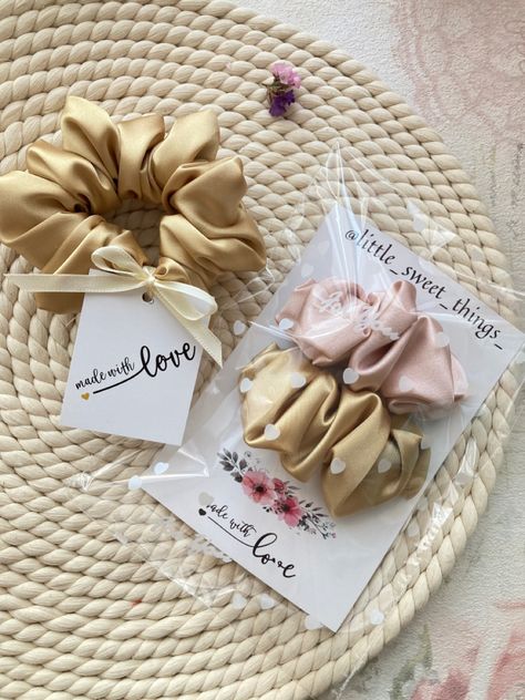 Packaging For Scrunchies, Hair Accessories Packaging Ideas, Packaging Ideas For Scrunchies, Scrunchie Business Packaging, Headband Packaging Ideas, Scrunchie Packaging Ideas, Scrunchies Packaging Ideas, Scrunchie Packaging, Handmade Business Ideas