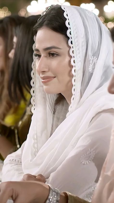 White Duppata Design, Poses With Dupatta On Head, Dupatta On Head Style, Dupatta On Head, Chicken Kurta, Dread Lock, Dupatta Designs, Sana Javed, Hijab Dp