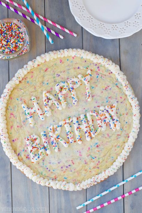 This Funfetti Cookie Cake is the perfect mixture of cake and cookie taste. Super easy to make, it's perfect for your next birthday party! Funfetti Cookie Cake, Birthday Cake Cookies, Confetti Cookies, Chocolate Cake Recipes, Cookie Cake Decorations, Funfetti Cookies, Colorful Food, Cookie Cake Birthday, Clouds In The Sky