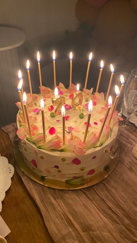 Pretty 18th Birthday Cakes, Cute Birthday Aesthetic, 20 Th Birthday Ideas, 20 Birthday Ideas, Cake Aesthetic Birthday, Shortcake Aesthetic, 21 Cake, Birthday Cake Aesthetic, Cute Birthday Party