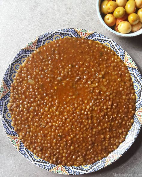 Je vous partage une recette marocaine appelée Lahdess (lentilles en arabe) , que l’on déguste aussi bien en été qu’en hiver , parce que c’est juste délicieux. Vous pouvez y ajouter, des pommes de terre, des carottes mais aussi de la viande. Ce plat est souvent accompagné d’une petit salade verte avec concombre et tomate,... Food Marocain, Zucchini Fritters Recipe, Morocco Food, Tunisian Food, Middle East Food, Algerian Recipes, Fritter Recipes, Moroccan Food, Baked Chicken Recipes