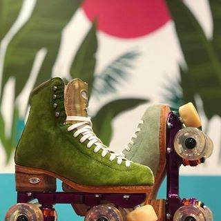 riedell colorlab - loden & gold Green Roller Skates, Roller Skates Fashion, Roller Skating Outfits, Girls Roller Skates, Retro Roller Skates, Skating Aesthetic, Roller Shoes, Roller Skate Shoes, Roller Disco